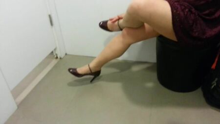 Antevisão dos sapatos Mary Jane em verniz vermelho escuro