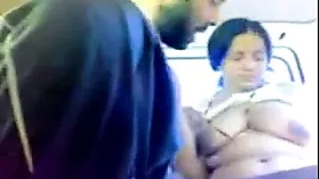 Casal marata desfruta de sexo num carro