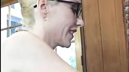 A MILF da porta ao lado