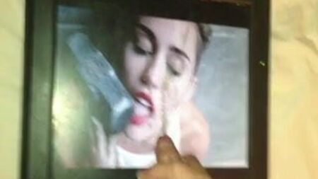 Homenagem em GIF à música «Wrecking Ball» de Miley Cyrus