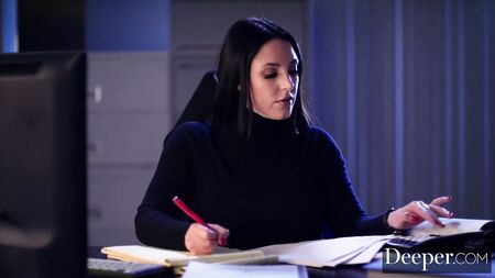 Mais fundo. Gabbie Carter rende-se a Angela White e ao marido