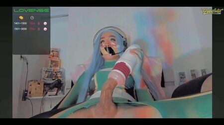 Uma travesti fofa de anime a masturbar-se com o seu enorme pénis