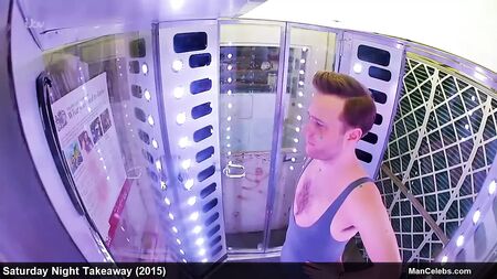 O enorme volume nas calças do famoso Olly Murs durante um reality show