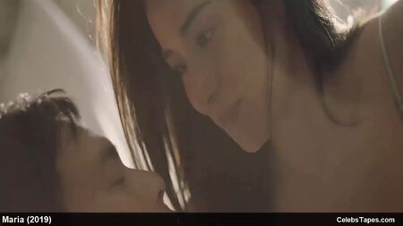 A sensual celebridade Cristine Reyes nua no duche