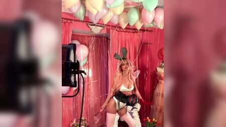 Emily Ratajkowski num fato de coelhinha sensual, com um deslize do mamilo
