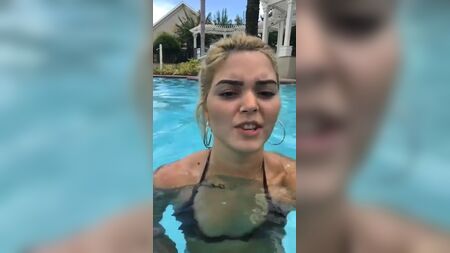AEW - Selfie de Tay Conti numa piscina
