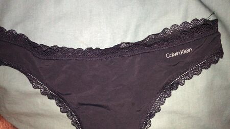 Ejacule na tanga de malha azul sedosa da Calvin Klein