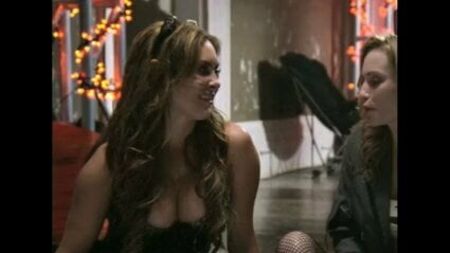 Bobbi Sue Luther - em topless e lésbica