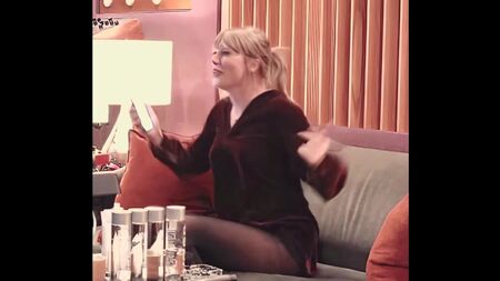 A Taylor Swift a saltar no sofá