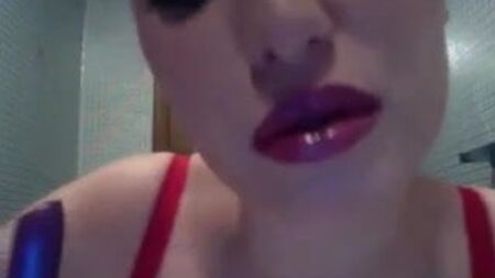 Mulher sensual a pintar os lábios