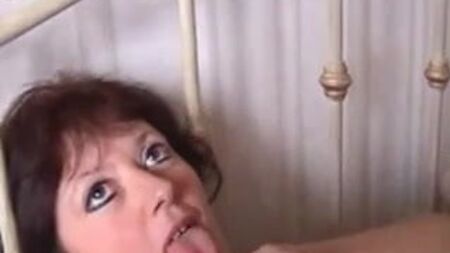 Mulheres maduras em meias e botas com dildos