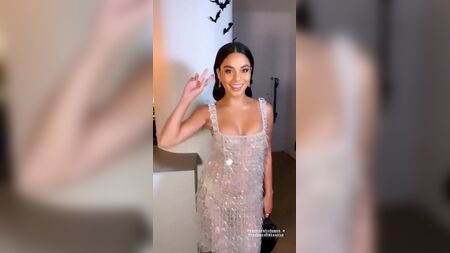 O decote de Vanessa Hudgens com os seus novos seios volumosos num vestido sensual