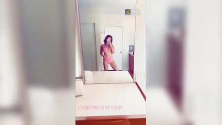 Selfie sensual de Ashley Tisdale ao espelho, de biquíni rosa
