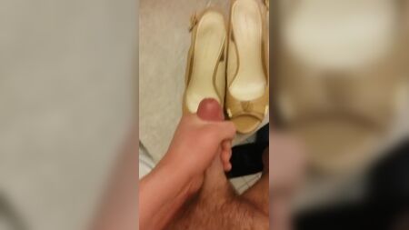 Esperma nos sapatos dela - Cunhas abertas na ponta, cor bege