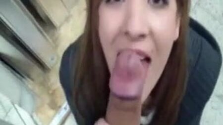 Uma rapariga a fazer sexo oral na Home Depot!