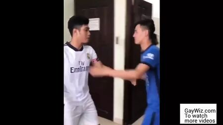 Dois asiáticos vestidos com equipamento de futebol fazem sexo