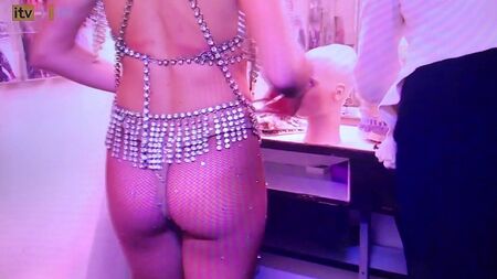 Amanda Holden mostra o rabo