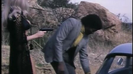 Dobie Gray tira a blusa a Robyn Hilton em «Mean Mother» (1974)