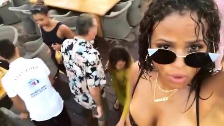 Christina Milian está incrivelmente sensual nas férias