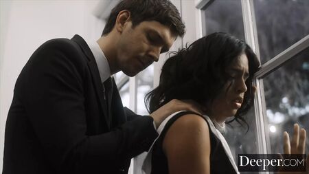 Mais a fundo. A sensual empregada Autumn Falls recebe um presente inesquecível