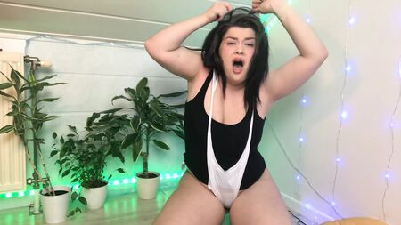 ter uma cueca enfiada no rabo enquanto faz um broche