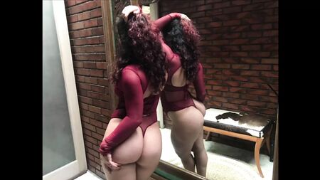 Bastidores da sessão fotográfica ao ar livre com a modelo de rabo grande Mida Mae