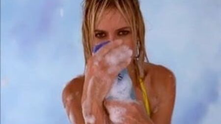 A diversão com o frasco de champô da Heidi Klum