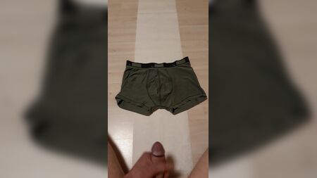 O rapaz ejacula sobre a sua roupa interior Puma