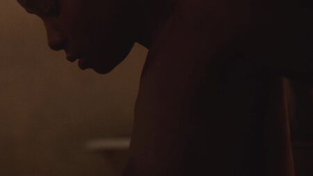 KiKi Layne em topless em «IF BEALE STREET COULD TALK»: seios e mamilos