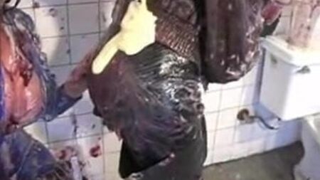 Botas de borracha até à coxa, com um ar desarrumado!