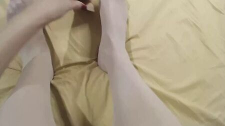 Brincadeiras de fetiche por pés com brinquedos sexuais