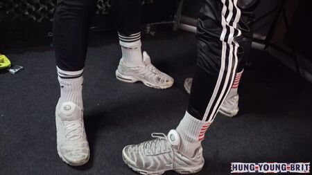 Um rapaz holandês com um visual parecido com o de Max Verstappen, calçado com Nike TNs e vestindo um fato de treino, fode secretamente o rapaz holandês em forma e se vem