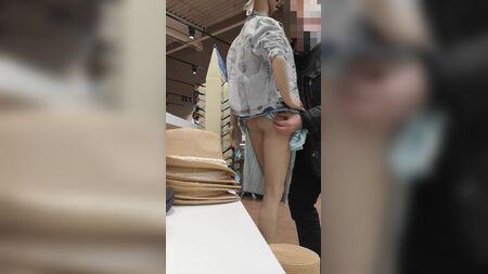 Um pouco de diversão com um manequim (manequim de vitrine)