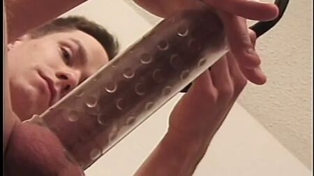 Rapazes brancos sensuais, com corpos jovens e musculosos, usam bombas para o pénis para obterem órgãos genitais enormes