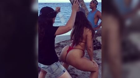 Ashley Graham a rebolar na praia com o seu rabo grande