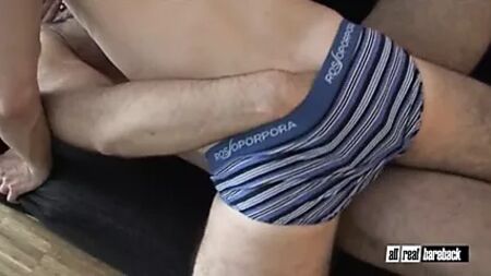 Pai peludo faz sexo sem preservativo com um jovem atraente