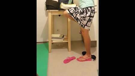 Professora do 3.º ano troca os sapatos de salto alto por chinelos na sala de aula