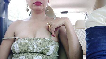 A minha namorada a fazer sexo arriscado ao ar livre em público; uma rapariga sensual e atraente a fazer sexo no carro