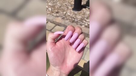 As unhas compridas e rosa-claro da Talyn