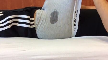 Eu, GreGG69SKuLL, o meu pénis a ejacular outra vez dentro dos boxers Calvin Klein