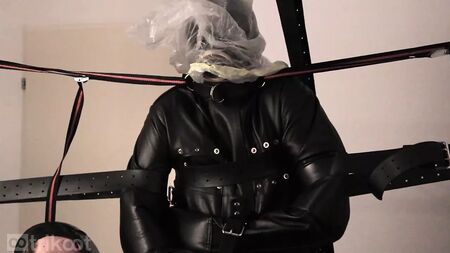 Bondage em pé com camisa de forças de couro