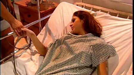 Um grande dildo com arnês preenche a coninha gira desta adolescente morena fugitiva