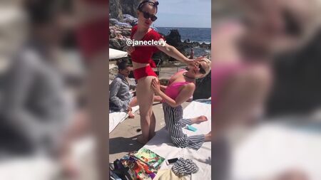 Mae Whitman a dar uma palmada no rabo de Jane Levy