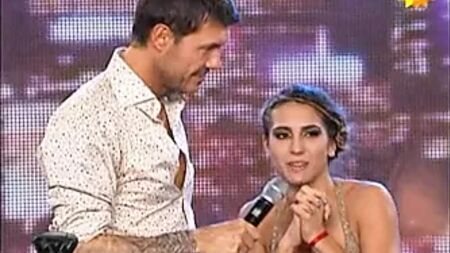 Cinthia Fernandez dança o Adágio vestindo apenas um fio dental