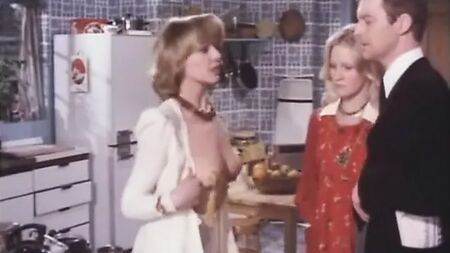 Carol Hawkins mostra as mamas para o Pikey