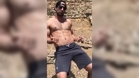Um tipo sensual com um volume enorme nos calções