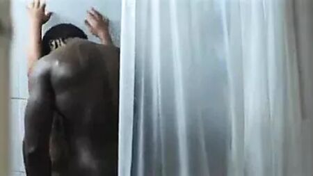O 50 Cent dá-lhe uma de boa com uma miúda malandra no chuveiro