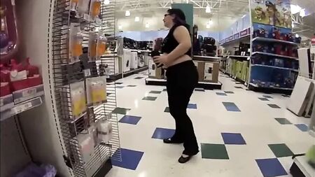 Mulher gordinha peida em público enquanto faz compras