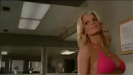 Jessica Simpson em «Os Duques de Hazzard» - Biquíni rosa