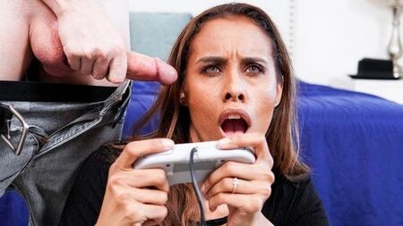 A madrasta brinca com o comando do videojogo do enteado - MommyBlowsBest